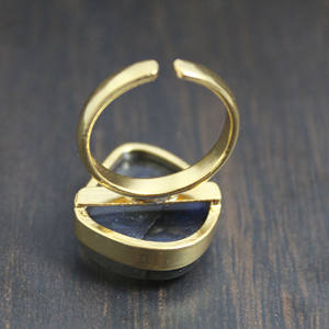 Design minimaliste pierre de labradorite naturelle forme fantaisie or 22 carats plaqué femmes bijoux bague pour fiançailles en gros - Product Image 3