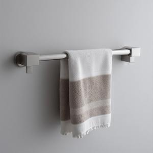 Porte-serviettes en métal de qualité supérieure avec ton argent poli Artisan conçu à la main pour les intérieurs décoratifs et les écrans de salle de bain. - Product Image 1