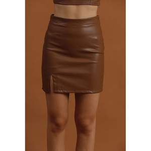 Ventes en gros de mini-jupes en similicuir pour femmes - Product Image 3