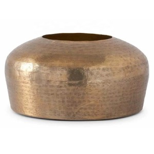 Vase à fleurs en aluminium vintage, pièce maîtresse décorative élégante faite à la main pour table à manger de salon et décor de bureau - Product Image 1