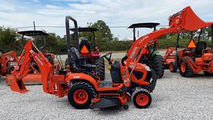 Tracteur de jardin Kubota BX23S 4x4 avec chargeur frontal, pelle arrière et tondeuse, couleur rouge, tracteur multifonctionnel sur roues - Product Image 5