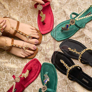 Chaînes de perles noires délicates, mélange parfait de style traditionnel, avec sangles latérales antidérapantes en velours suédé imprimé naturel - Product Image 6