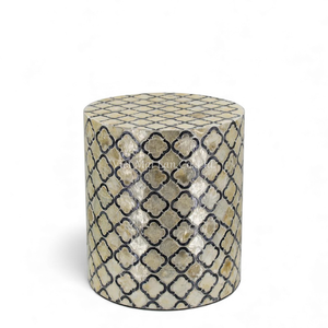 Elegantes Taburetes de Nácar con Incrustaciones de Concha Hechas a Mano para Apartamentos y Espacios Residenciales Refinados - Product Image 1