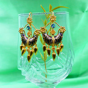 Boucles d'oreilles pendantes classiques et tendance en argent sterling 925 fabriquées en Inde, bijoux de mariage avec topaze bleue et placage or pour femmes - Product Image 4