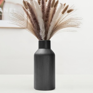 Vase en métal de couleur noir mat Décor en métal intemporel Vase à fleurs personnalisable Vase élégant personnalisé pour la maison et le bureau - Product Image 1