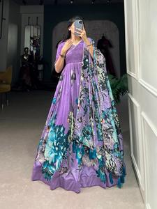 Vestido de seda Tussar con estampado floral y colección de vestidos de novia con toque de encaje que incluye Dupatta - Product Image 3