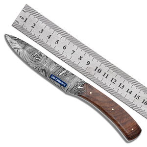 Cuchillo de Caza Personalizable Hecho a Mano DD-DAM-379, Hoja de Acero de Damasco, Punta de Lanza de 4 mm, Mango de Madera de Palisandro Exótico, Cuero Repujado - Product Image 1