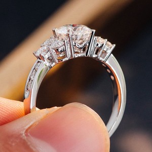 Bague de mariage en or blanc 14K pour femme diamant de fiançailles taille ronde solitaire cultivé en laboratoire pour fiançailles ou mariage - Product Image 4