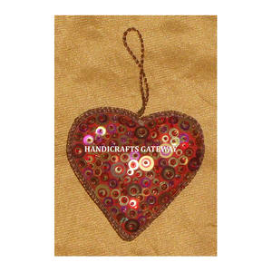 Adorno Navideño Colgante en Forma de Corazón, Hermoso y Atractivo, Bordado con Hilo Zari, Material de Tela con Cuentas, para Decoración del Hogar - Product Image 1