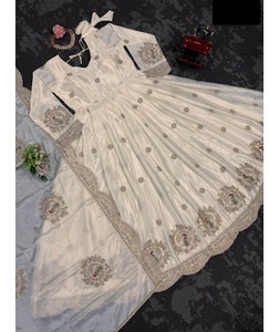Nouvelles robes Anarkali lourdes de style indien pakistanais exclusif avec travail de codage de séquence lourd et costume Salwar Kameez de travail de pierre - Product Image 1