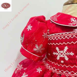 Vente en gros Robe smockée de couleur rouge Tissu organza brillant Flocons de neige brodés à manches courtes Style formel Fête de Noël - Product Image 3