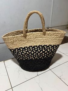 Sac fourre-tout en raphia tressé pour femme ARTIMADA, motif géométrique, forme seau, fait main, paille naturelle, deux poignées, ouvert - Product Image 1
