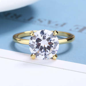 Anello in Argento Sterling Placcato Oro 14K con Moissanite Simulata Taglio Brillante 4.00 CTTW, Splendidi Anelli con Diamanti Simulati - Product Image 5