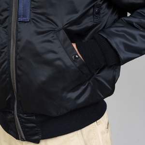 Chaqueta universitaria de poliéster con logotipo personalizado al por mayor para hombre, chaqueta bomber de béisbol universitaria con bolsillos y botones y cierre - Product Image 5