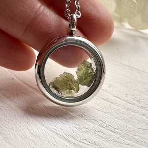 สร้อยคอจี้โมลดาไวต์แท้ จี้ธรรมชาติ เปลี่ยนสีได้ พร้อมใบรับรองจากผู้ตรวจสอบบุคคลที่สาม ของขวัญสำหรับเธอ สาธารณรัฐเช็ก - Product Image 5