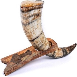Tasse classique en corne polie de style animal nautique Viking avec support en bois robuste Artisanat naturel de l'artisanat AZ pour la fête viking - Product Image 1