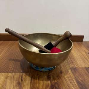 Bol chantant en métal bronze de style traditionnel fabriqué à la main inspiré de l'Himalaya pour la guérison des chakras et la thérapie par le son - Product Image 3