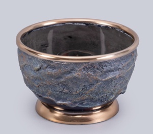 Bol décoratif en métal texturé avec bordure dorée et base pour table centrale de luxe - Product Image 2