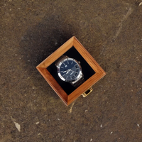 Boîte de montre en bois carrée classique de luxe la plus vendue avec couvercle en verre et serrure en or faite à la main au Vietnam boîtes en bambou en bois