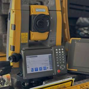 Station totale robotisée modèle GT-1003 avec tablette FC et logiciel magnétique RC-5000, disponible à la vente en bon état - Product Image 1