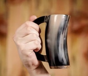 Corne polie naturelle de boeuf/vache personnalisée de haute qualité Viking pour boire de la bière Logo Koi fabriqué pour les fêtes - Product Image 2