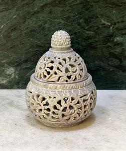 Porte-bougie vintage en marbre en forme de main, fait main, en pierre, pour une décoration intérieure élégante - Product Image 1