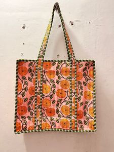 Sacs matelassés kantha imprimés en coton sur mesure avec des tissus imprimés 100% coton pour les magasins d'accessoires de mode pour la revente - Product Image 3