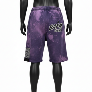 Shorts homme en molleton de coton premium 340 GSM, lavage acide, violet, avec empiècements déchirés et logo imprimé. - Product Image 2