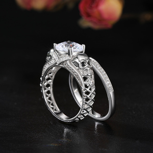 Bague de mariage Jeulia Until Death Hollow en argent sterling avec deux crânes taillés en coussin - Product Image 5