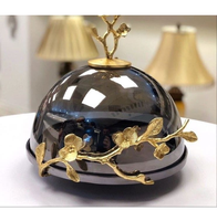 Plat de service en or de luxe avec couvercle en forme de dôme martelé et support floral, buffet élégant pour hôtels, service de nourriture et décor de table