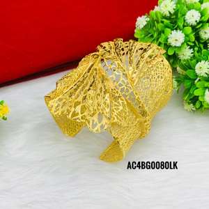 Juego de Brazaletes Chapados en Oro con Diseño Dorado. - Product Image 4