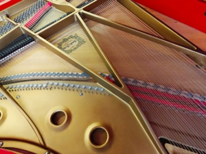 Piano de concierto Yamaha Red C7, edición limitada, acabado de lujo, modelo de escenario, pieza rara en stock, ideal para exhibición - Product Image 6