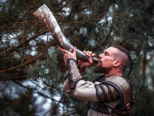 แก้วเขาสัตว์แกะสลักลายวิกิ้ง ราคาขายส่ง ดีไซน์เท่ห์ ทนทาน ทำจากเขาควาย/วัว เหมาะสำหรับงานปาร์ตี้และเทศกาลต่างๆ - Product Image 4