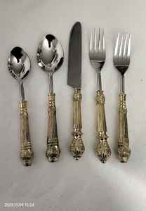 Ensemble de couverts vintage, durable et écologique, composé de 5 pièces, avec des têtes en acier inoxydable et des poignées en laiton moulé, motif en relief - Product Image 3