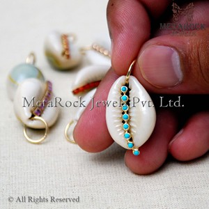 ธรรมชาติสีเขียวขุ่นอัญมณีเปลือกจี้แข็ง14พันสีเหลืองทองออกแบบ Cowrie เปลือกเสน่ห์จี้เครื่องประดับขายส่ง - Product Image 3