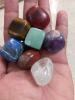 Ensemble de pierres à bille rugueuses à sept chakras d'excellente qualité et de qualité supérieure, disponible en vrac, achetez chez Amayra crystal