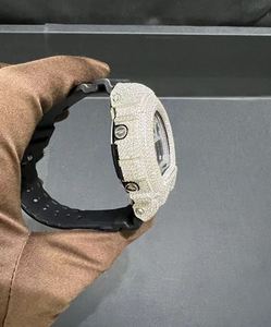 Montre pour homme en quartz avec cadran en verre, bracelet en alliage, aiguilles, sertie de diamants Moisaanite glacés - Product Image 4