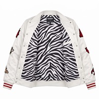 Blouson Bomber en Satin Personnalisé pour Homme Blanc avec Patch Chenille Caterpillar Rouge et Doublure Sublimée Logo Personnalisé OEM