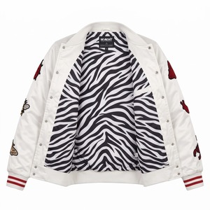 Chaqueta Bomber de Satén Personalizada para Hombre, Blanca con Parche de Chenilla Escarlate de Caterpillar, Forro Sublimado, Logotipo Personalizado OEM - Product Image 3