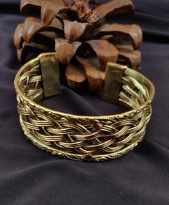 Pulsera de latón moderna hecha a mano con opciones personalizables para uso diario y ocasiones especiales - Product Image 4