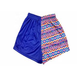 Shorts de football personnalisés 100% polyester à motifs floraux sublimés avec poches, écologiques et respirants - Product Image 2