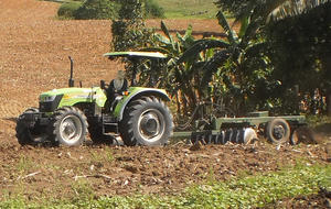 Tractor Agrícola 4x4 de Alta Eficiencia, 110HP, Caja de Cambios con Rodamientos, Motor Cummins, Rendimiento Inigualable para Agricultores Modernos - Product Image 5