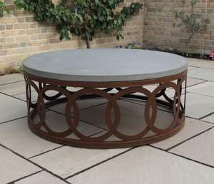 Table ronde d'extérieur Kiara en bois de teck massif avec une finition marron brillant. - Product Image 5