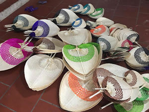 Abanico de Hojas de Palma Artesanal-Estilo Eco Boho, Colores Tropicales - Product Image 3