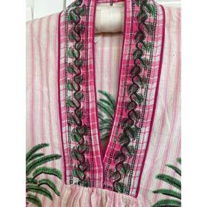 Kaftan de plage marocain rose à motifs palmiers, paréo de bain - Product Image 4