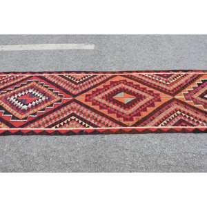 Alfombra de yute Kilim turco Vintage de 3x10 pies, lana de retazos rojo púrpura con respaldo de látex, patrón abstracto para entrada o pasillo - Product Image 3