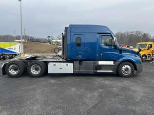Camion Freightliner Cascadia Conventional Sleeper d'occasion 2022, moteur diesel 10 cylindres, caméra arrière 360°, écran tactile, 41-50t - Product Image 6