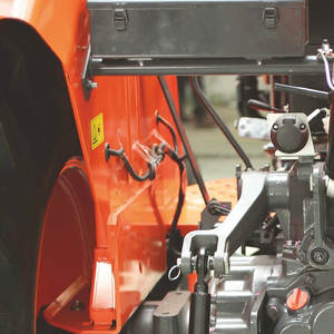 รถแทรกเตอร์ Claas M954KQ ขับเคลื่อน 4 ล้อ เครื่องยนต์ดีเซล 4 สูบ ระบบเกียร์ขับเคลื่อน ความปลอดภัยสูง เครื่องจักรกลการเกษตร ปั๊มหลัก กำลังขับหลายระดับ US 10-70 แรงม้า - Product Image 3