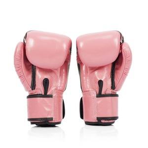 นวมชกมวย Fairtex สีชมพู พร้อมโลโก้สั่งทำพิเศษ หนังน้ำหนักเบา กันน้ำ แบบผูกเชือก สำหรับฝึกซ้อมและแข่งขัน MMA มวยไทย - Product Image 3