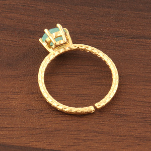 Bague de fiançailles solitaire forme ronde délicate aqua calcédoine martelé texture bague plaqué or 18 carats bague empilable minimaliste - Product Image 6